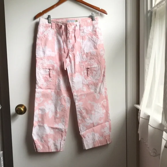 Old Navy Floral Cropped Cargo Pants Pink and white Hibiscus print pockets size 4 - Picture 1 of 5